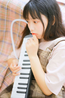 《年轻女教师》免费观看